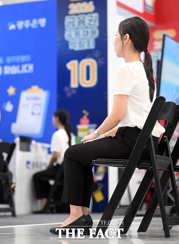 이억원 금융위원장이 19일 서울 중구 동대문디자인플라자에서 열린 2026 금융권 공동채용 박람회 개막식에서 환영사를 하고 있다.
