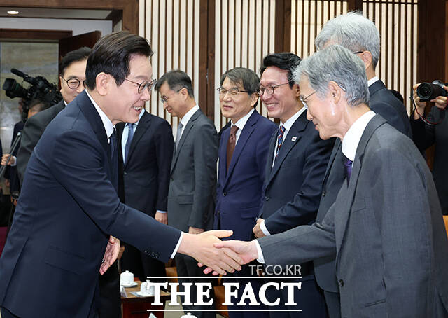 8·17 전당대회를 통해 당권을 쥔 김민석 더불어민주당 대표가 조희대 대법원장의 '대법관 후보 서면 제청' 논란에 어떻게 대응할 지 관심이 쏠린다. 사진은 지난해 11월 4일 시정연설을 위해 국회를 방문한 이재명 대통령(왼쪽)이 국회의장접견실에서 열린 환담에서 조 대법원장(오른쪽)과 악수하고 있는 모습. 조 대법원장 오른쪽 두 번째가 국무총리 시절의 김 대표. /배정한 기자