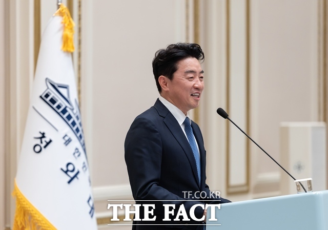 강훈식 대통령 비서실장은 19일 이륜차 불법 주정차 과태료 부과와 관련해 배달노동자 등 현장 의견을 청취해 개선방안을 마련할 것을 주문했다. 강 실장이 7월 23일 청와대 직원 조회에서 발언하고 있다. /청와대