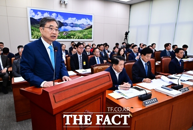 조현 외교부 장관은 19일 서울 여의도 국회에서 열린 외교통일위원회 전체회의에서 도널드 트럼프 미국 대통령이 사회관계망서비스(SNS)를 통해 한미 연합연습 축소를 언급할 때까지 양국 정부가 이를 인지하지 못했다고 밝혔다. /국회=배정한 기자