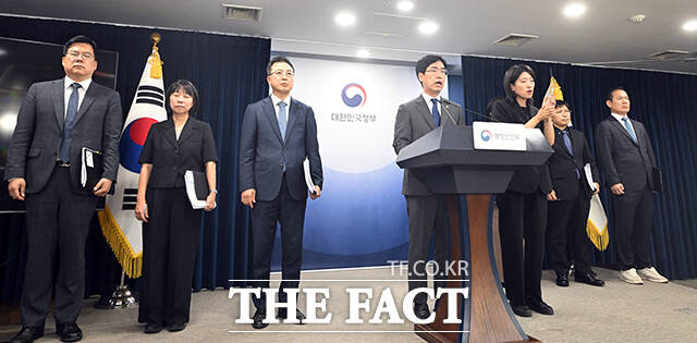 행정안전부는 19일 '중대범죄수사청장후보추천위원회'를 구성하고 오는 26일까지 중수청장 제청 대상자에 대한 국민 천거를 받는다. 사진은 지난 4일 김민재 행정안전부 차관이 서울 종로구 정부서울청사에서 중대범죄수사청(중수청) 개청 진행상황과 관련해 브리핑하고 있는 모습. /임영무 기자