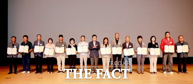 보령시가 18일 보령문화예술회관 대공연장에서 14개 읍면동 제1기 주민자치회 위원 위촉식을 개최한 가운데 참석자들이 기념 촬영을 하고 있다. /보령시