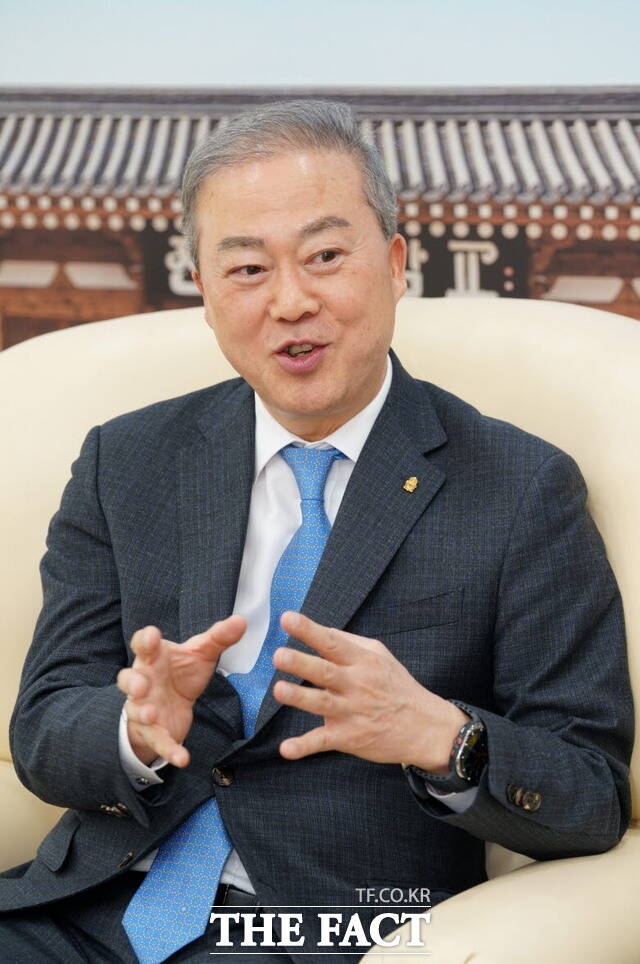 지난 1월 31일 전북대학교 총장실에서 양오봉 총장이 <더팩트>와 인터뷰를 하는 모습. /김수홍 기자