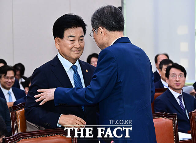 정동영 통일부 장관(왼쪽)과 조현 외교부 장관이 19일 오전 서울 여의도 국회에서 열린 외교통일위원회 전체회의에 출석해 대화를 하고 있다. /국회=배정한 기자