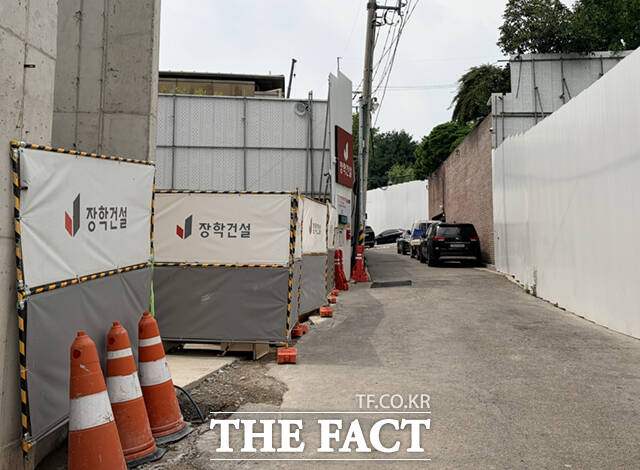 조 회장 주택 공사현장 너머로 보이는 이 회장의 집.