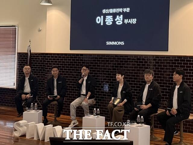 시몬스가 소재 선정과 검증부터 연구개발, 생산과 품질관리, 배송, 고객 케어까지 전 과정에 동일한 기준이 적용돼야 한다며 'THE SIMMONS STANDARD 5' 공개했다. 사진은 (왼쪽부터) 김동현 이사, 권오진 상무, 이종성 부사장, 이지연 상무, 강경준 상무, 김용식 이사. /이윤경 기자
