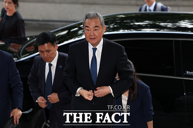 한중 외교장관회담을 위해 방한한 왕이 중국 외교부장이 19일 오후 서울 종로구 외교부 청사에 등청하고 있다. /김성렬 기자
