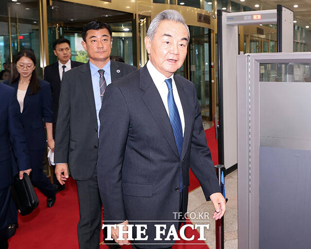 한중 외교장관회담을 위해 방한한 왕이 중국 외교부장이 19일 오후 서울 종로구 외교부 청사에 등청하고 있다. /김성렬 기자