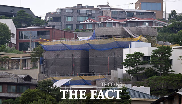 이중근 부영그룹 회장과 조정호 메리츠금융지주 회장이 '한강 조망권'을 놓고 분쟁을 벌이는 가운데, 19일 오후 서울 용산구 한남동 조 회장의 주택 공사 현장이 보이고 있다. /이새롬 기자