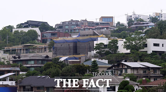 한남동 일대에서 바라 본 조 회장의 주택 공사 현장.