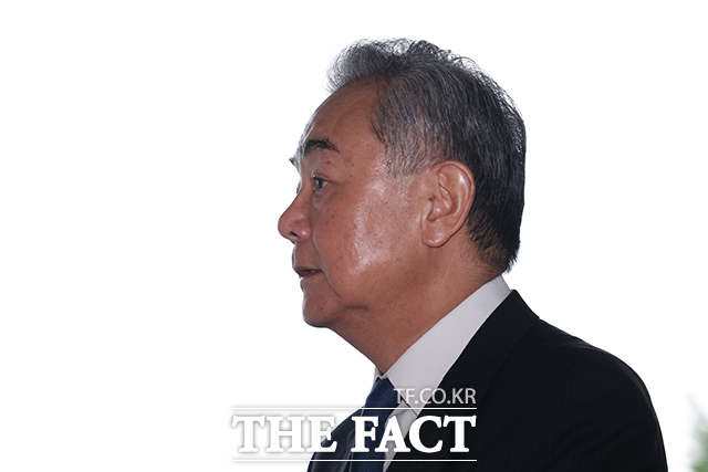 한중 외교장관회담을 위해 방한한 왕이 중국 외교부장이 19일 오후 서울 종로구 외교부 청사에 등청하고 있다. /김성렬 기자