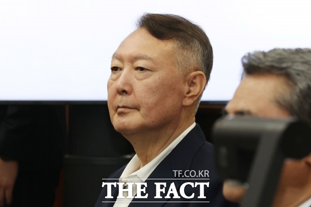 윤석열 전 대통령이 26일 서울 서초동 서울중앙지법에서 열린 특수공무집행방해 혐의 재판에 출석하고 있다./더팩트 DB