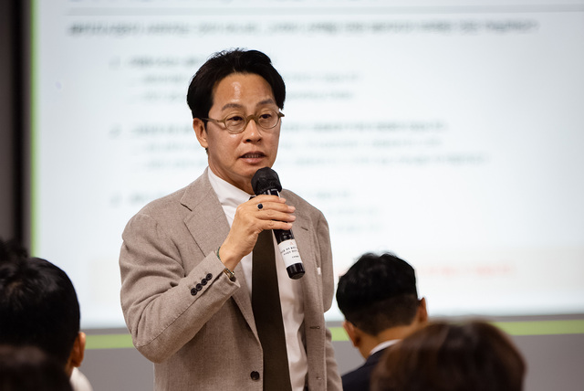 조좌진 하나투어 신임 대표가 18일 서울 종로구 하나투어 본사에서 임직원을 대상으로 전략 프레젠테이션을 진행하고 있다. /하나투어