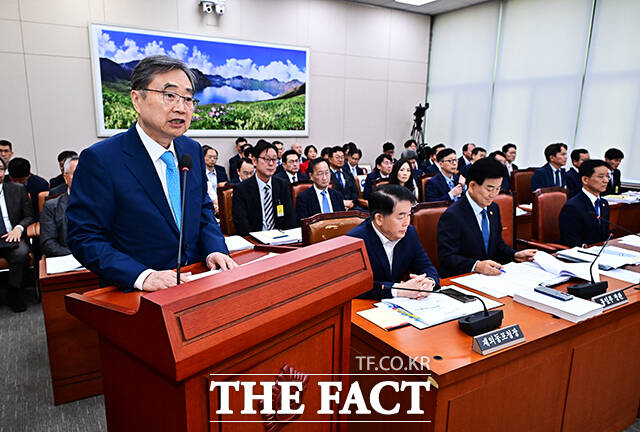 정동영 통일부 장관(왼쪽)과 조현 외교부 장관이 19일 오전 서울 여의도 국회에서 열린 외교통일위원회 전체회의에 출석해 대화를 하고 있다. /국회=배정한 기자