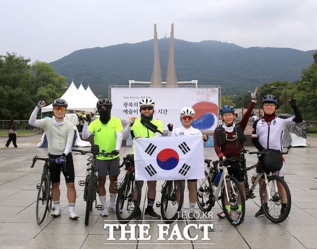 세종시교육청 교직원 자전거 동호회 금따두 참가자들이 독립기념관 앞에서 태극기를 들고 기념촬영을 하고 있다. /세종시교육청