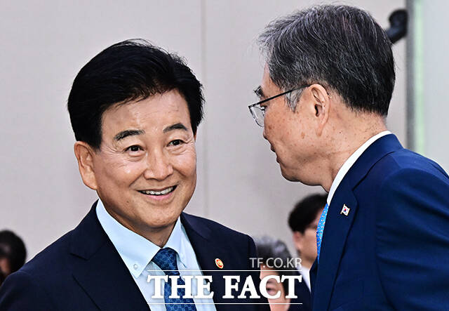 정동영 통일부 장관(왼쪽)과 조현 외교부 장관이 19일 오전 서울 여의도 국회에서 열린 외교통일위원회 전체회의에 출석해 대화를 하고 있다. /국회=배정한 기자