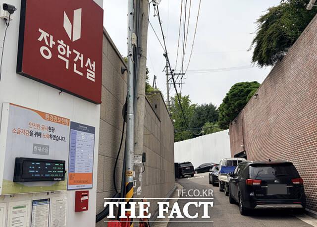 조 회장이 단독주택을 신축하는 터(왼쪽)는 이 회장의 집(오른쪽 빨간 벽돌)과 남동쪽 방향으로 도로 하나를 사이에 두고 맞닿아 있다.