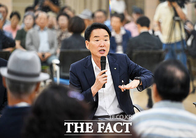 황병직 영주시장이 읍면동 주민과의 대화에서 발언하고 있다. /영주시