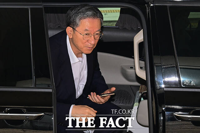사직서를 제출한 정성호 법무부 장관이 19일 오전 경기도 과천시 법무부 청사로 출근하고 있다. /과천=남윤호 기자