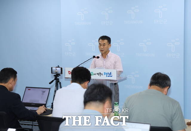 김성호 태안군 민원봉사과장이 19일 군청 브리핑룸에서 정례 브리핑을 하고 있다. /이수홍 기자
