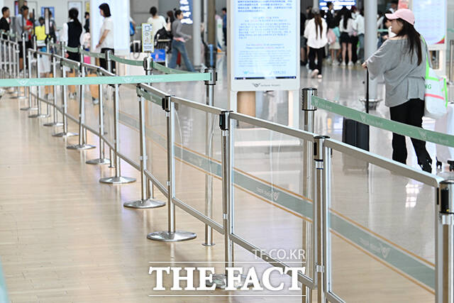 19일 오전 인천국제공항 제1여객터미널 출국장에 '새치기 방지'를 위한 안전 펜스가 설치돼 있다. /인천국제공항=박헌우 기자