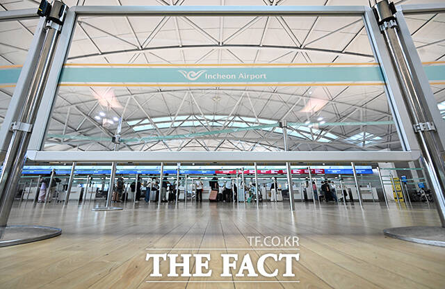 19일 오전 인천국제공항 제1여객터미널 출국장에 '새치기 방지'를 위한 안전 펜스가 설치돼 있다. /인천국제공항=박헌우 기자