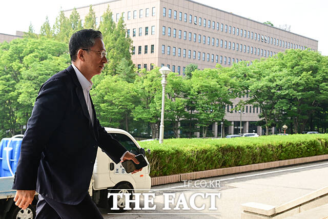 사직서를 제출한 정성호 법무부 장관이 19일 오전 경기도 과천시 법무부 청사로 출근하고 있다. /과천=남윤호 기자