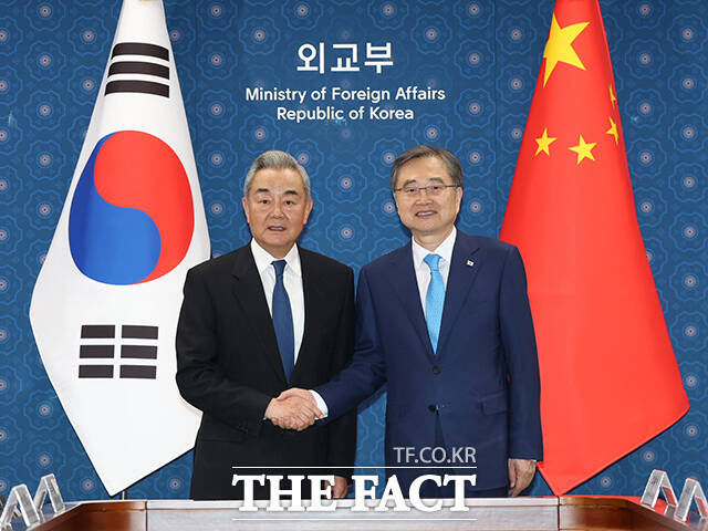 왕이 중국 외교부장 겸 공산당 중앙외사판공실 주임(왼쪽)은 19일