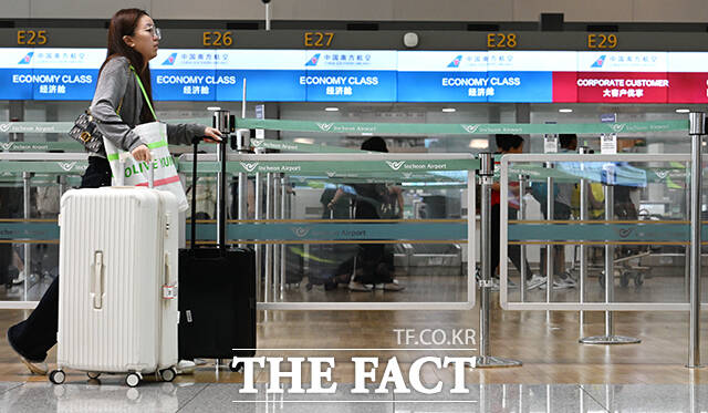 19일 오전 인천국제공항 제1여객터미널 출국장에 '새치기 방지'를 위한 안전 펜스가 설치돼 있다. /인천국제공항=박헌우 기자