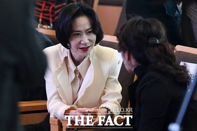 장혜선 롯데장학재단·롯데삼동복지재단 이사장이 지난 2024년 11월 서울 송파구 잠실 롯데타워 스카이 31 컨벤션 오디토리움에서 열린 '제1회 신격호 롯데 청년기업가대상 결선'에 참석해 관계자와 대화를 나누고 있다. /서예원 기자