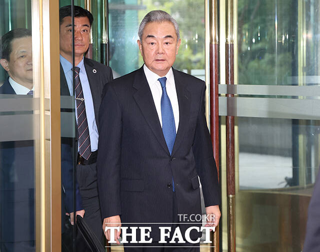 한중 외교장관회담을 위해 방한한 왕이 중국 외교부장이 19일 오후 서울 종로구 외교부 청사에 등청하고 있다. /김성렬 기자