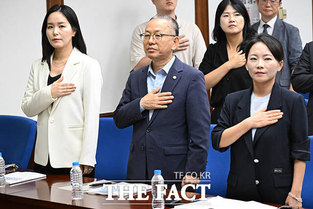국기에 대한 경례 하는 이주영 개혁신당 의원과 김문수 더불어민주당 의원, 송수연 교사노동조합연맹 위원장(앞줄 왼쪽부터).
