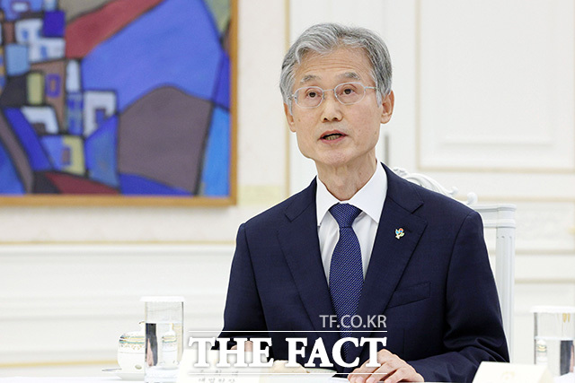 국회 법제사법위원회는 19일 관례를 깬 '대법관 후보 서면 제청'으로 논란이 된 조희대 대법원장에 대한 출석 요구의 건을 범여권 주도로 의결했다. 사진은 조 대법원장이 지난 6월 8일 오후 청와대에서 열린 4부 요인 회동에서 발언하고 있는 모습. /뉴시스