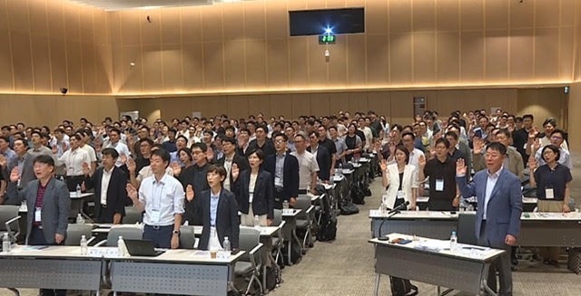 현대해상 경영전략세미나에서 이석현 대표이사(앞줄 오른쪽 첫 번째)를 포함한 전 임원과 부서장이 소비자보호헌장을 제창하고 있다. /현대해상
