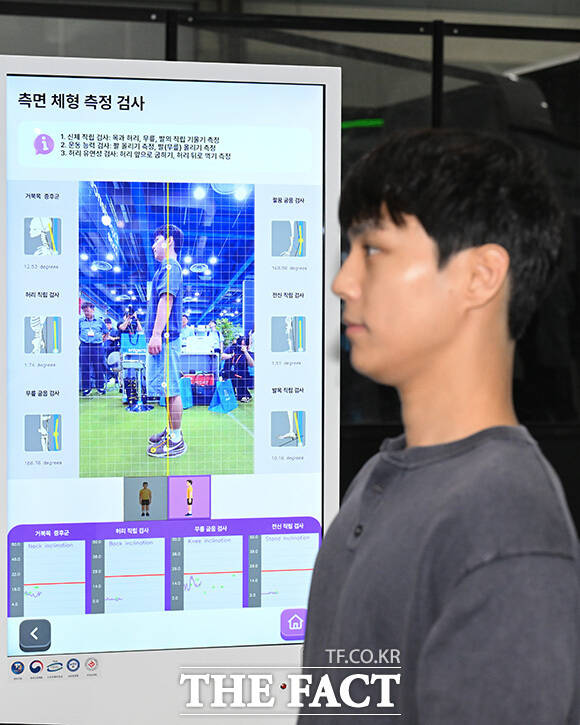 관람객이 아고라 부스에서 대화형 AI 로봇을 살펴보고 있다.