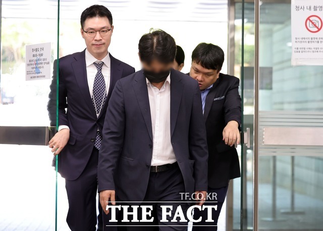 허위공문서작성 등 혐의를 받는 감사원 3급 공무원 손 모 씨(가운데)가 6월 18일 서울 서초구 서울중앙지방법원에서 열린 구속 전 피의자 심문(영장실질심사)에 출석하고 있다. /뉴시스