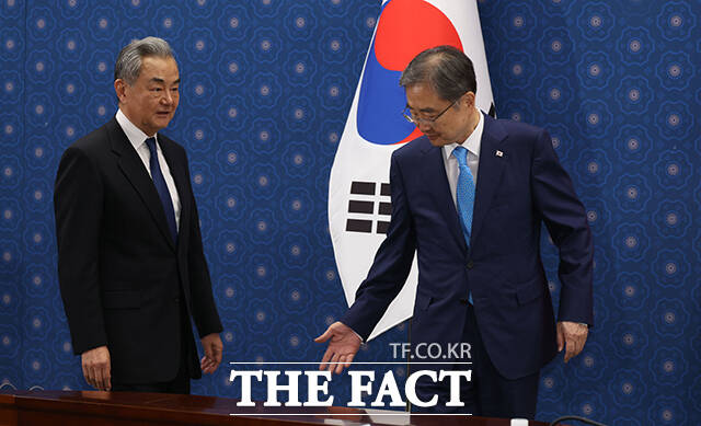 악수 나누는 조 장관(오른쪽)과 왕 부장.