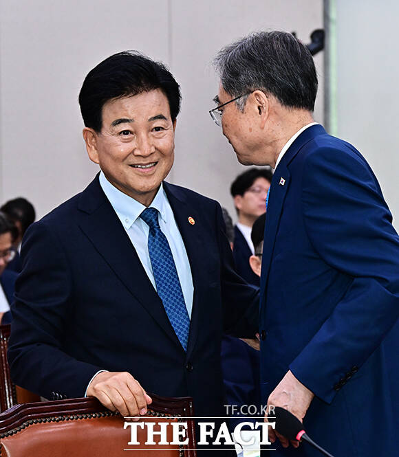 정동영 통일부 장관(왼쪽)과 조현 외교부 장관이 19일 오전 서울 여의도 국회에서 열린 외교통일위원회 전체회의에 출석해 대화를 하고 있다. /국회=배정한 기자