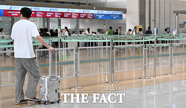 19일 오전 인천국제공항 제1여객터미널 출국장에 '새치기 방지'를 위한 안전 펜스가 설치돼 있다. /인천국제공항=박헌우 기자