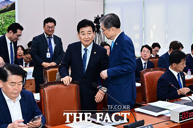 정동영 통일부 장관(왼쪽)과 조현 외교부 장관이 19일 오전 서울 여의도 국회에서 열린 외교통일위원회 전체회의에 출석해 대화를 하고 있다. /국회=배정한 기자
