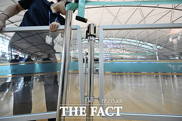 19일 오전 인천국제공항 제1여객터미널 출국장에 '새치기 방지'를 위한 안전 펜스가 설치돼 있다. /인천국제공항=박헌우 기자