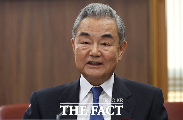 악수 나누는 조 장관(오른쪽)과 왕 부장.