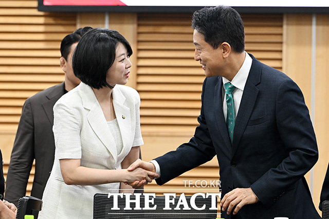 '막힌 공급·징벌적 과세, 8·13 부동산 대책 무엇이 문제인가' 토론회 참석한 오세훈 서울시장(앞 줄 가운데).