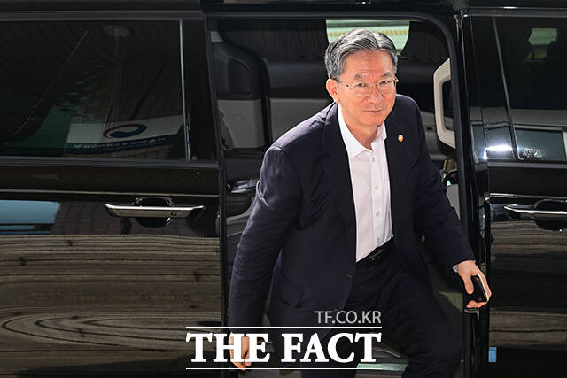 사직서를 제출한 정성호 법무부 장관이 19일 오전 경기도 과천시 법무부 청사로 출근하고 있다. /과천=남윤호 기자
