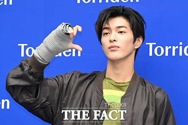 그룹 코르티스의 마틴과 주훈, 성현, 제임스, 건호(왼쪽부터)가 19일 오전 서울 성동구 올리브영N 성수에서 열린 토리든 팝업스토어 포토콜 이벤트에 참석해 포즈를 취하고 있다. /김성렬 기자