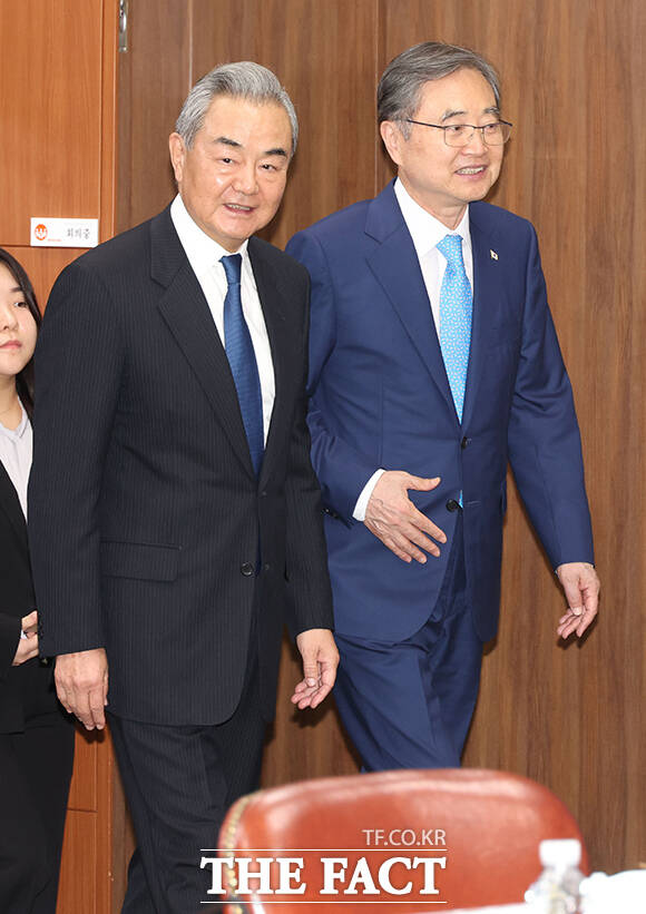 악수 나누는 조 장관(오른쪽)과 왕 부장.