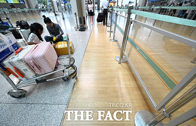 19일 오전 인천국제공항 제1여객터미널 출국장에 '새치기 방지'를 위한 안전 펜스가 설치돼 있다. /인천국제공항=박헌우 기자