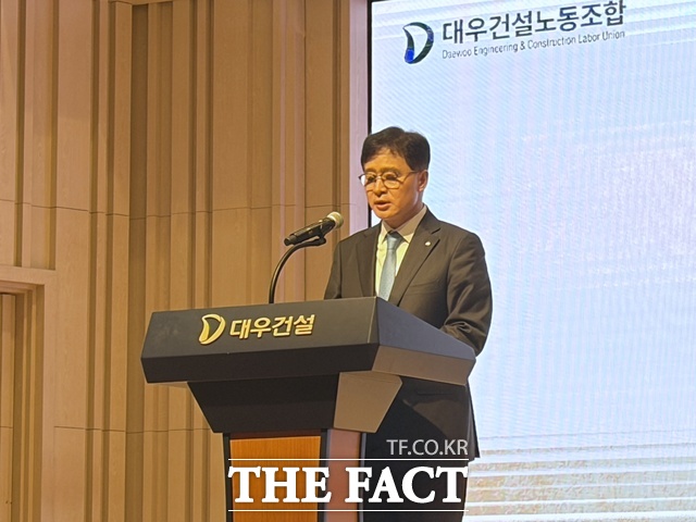 이강석 신임 대우건설 대표이사 직무대행이 19일 서울 대우건설 본사에서 열린 '대우건설 노동조합 창립 제39주년 기념식'에서 축사를 하고 있다. /공미나 기자
