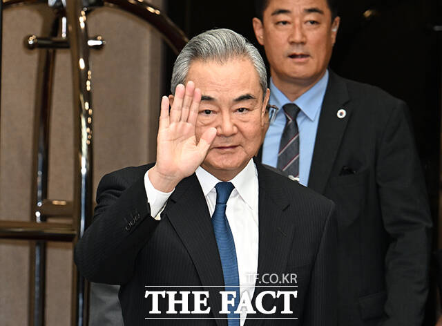 왕이 중국 외교부장 겸 공산당 중앙외사판공실 주임이 19일 오후 서울 강서구 서울김포비즈니스항공센터(SGBAC)를 통해 입국해 취재진을 향해 손 인사를 건네고 있다. /김포국제공항=박헌우 기자