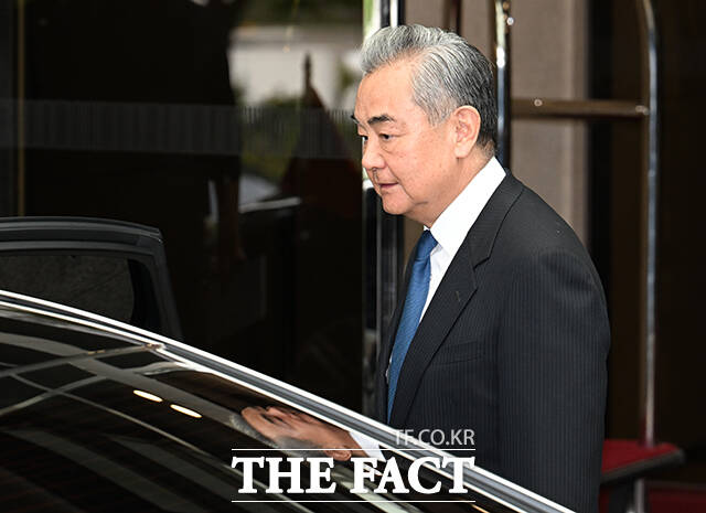 왕이 중국 외교부장 겸 공산당 중앙외사판공실 주임이 19일 오후 서울 강서구 서울김포비즈니스항공센터(SGBAC)를 통해 입국해 취재진을 향해 손 인사를 건네고 있다. /김포국제공항=박헌우 기자